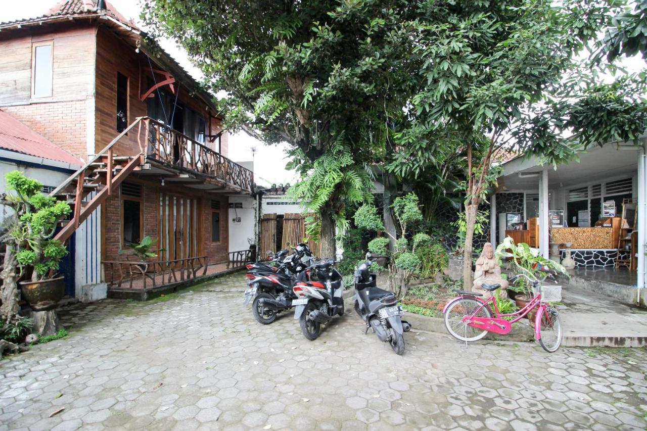 Reddoorz Near Rumah Sakit Wirosaban Salakan Exterior foto