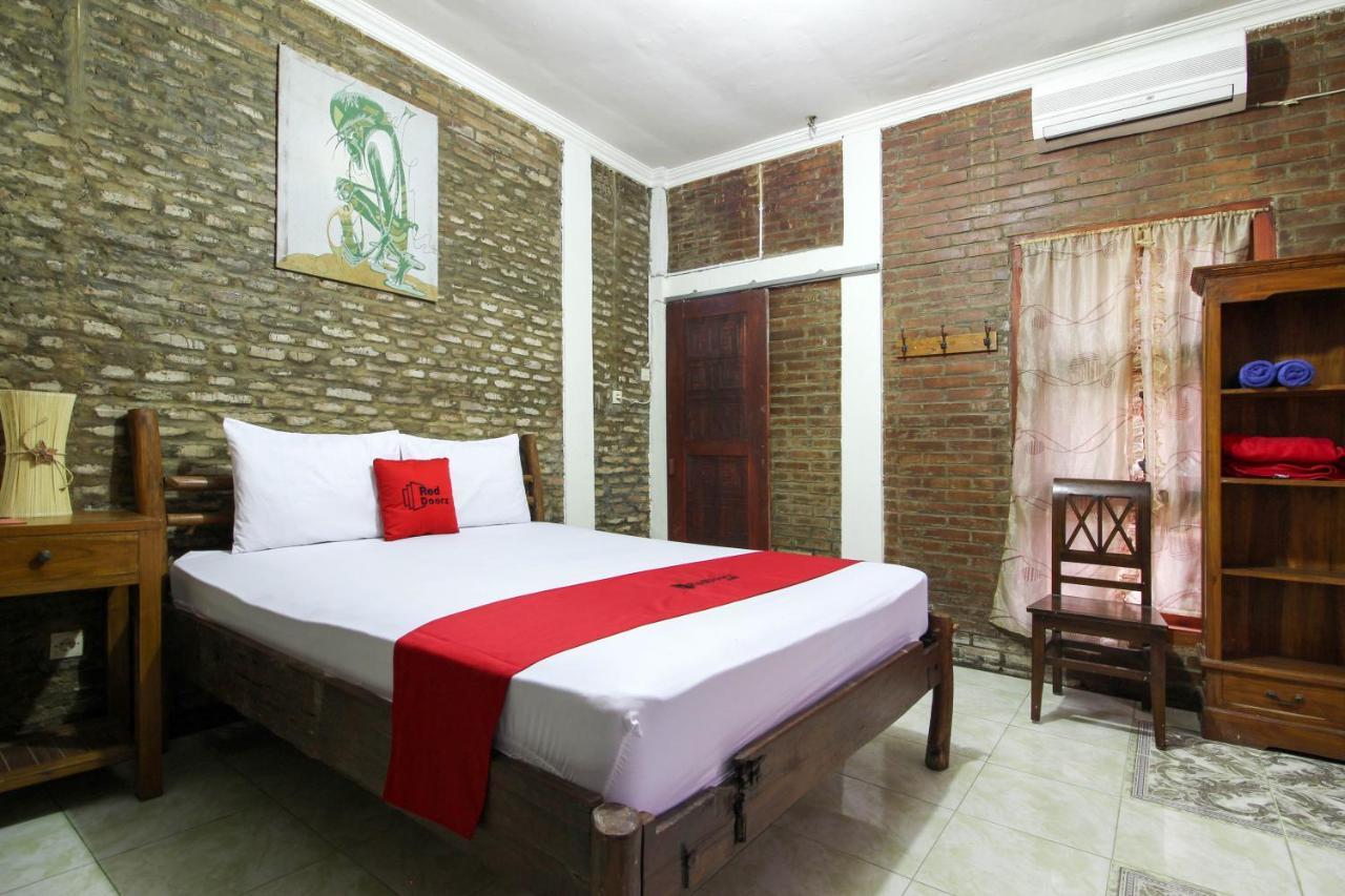 Reddoorz Near Rumah Sakit Wirosaban Salakan Exterior foto